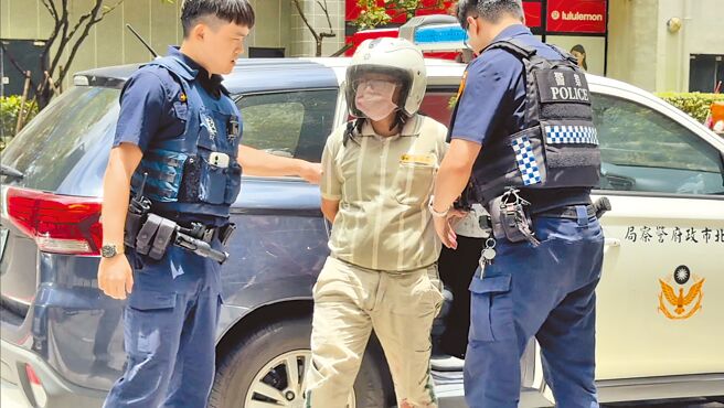 新北市林口區黑貓宅急便物流站36歲徐姓女司機疑因工作嫌隙，6月30日上午持摺疊刀刺死同事41歲陳姓男司機。凶嫌徐女（中）被員警帶回林口警分局偵訊。（張鎧乙攝）