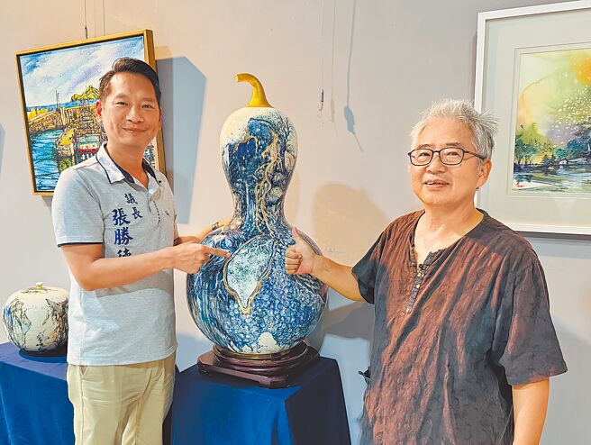 宜兰知名画家江汉清（右）7月1日至30日在宜兰人故事馆举办「意象．兰阳」水彩瓷绘创作展，宜兰县议会议长张胜德（左）6月30日特地到场关心布展。（吴佩蓉摄）