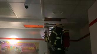 澎湖超商凌晨火警「冰箱上冒煙」  警消找火點出水搶救