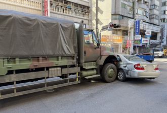 阿北超车急切！下秒遭军卡拦腰「推撞7公尺」 惊险画面曝