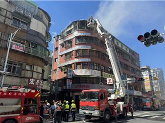 新北蘆洲民宅頂加竄火舌 屋主急滅火遭熱氣灼傷送醫