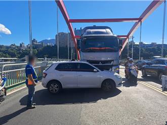 關渡橋驚魂！聯結車變換車道追撞轎車　尖峰時段一度癱瘓回堵