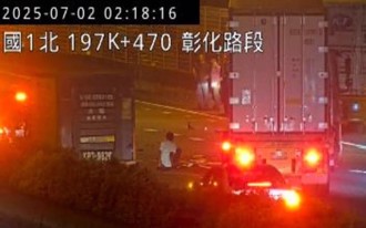 酒駕男國1自撞「下車悠哉遊走」遭撞飛    慘害5車撞一團