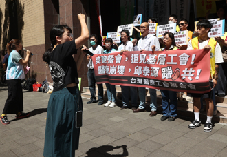 數十個護理團體衛福部抗議 批邱泰源「爽跑餐會拒見基層」