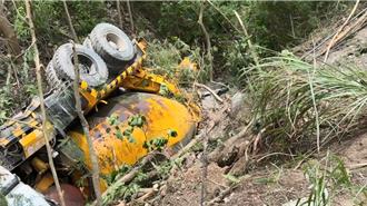 台東水泥預拌車過彎失控翻落邊坡   油箱滲油消防車戒備