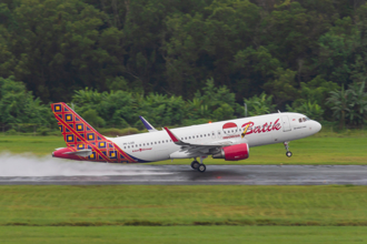 影》印尼波音737傾斜降落 被吹到「機翼快撞地」超驚險