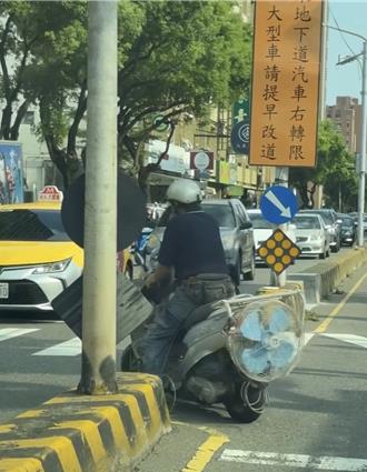 阿北机车自备风扇吹不停 路人：这样比较凉？警因1原因将开罚