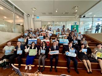 《解凍格陵蘭》前進校園 高雄銀行贈書喚醒氣候危機