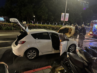 土城轿车行驶中突起火　车上2人惊逃报案