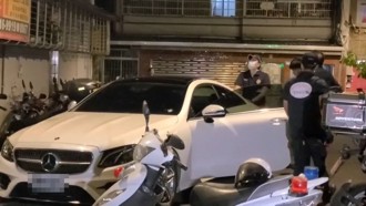 快讯》中和惊传11声枪响！宾士拦检不停 警追车开枪抓人