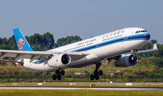 不滿降級！機長捅傷2主管後墜樓亡 網怕東航墜機事件再現