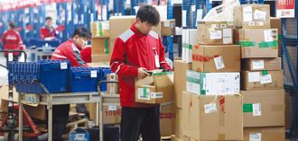 批中國小包裹摧毀零售業 法國家樂福籲徵收100％「川普式重稅」