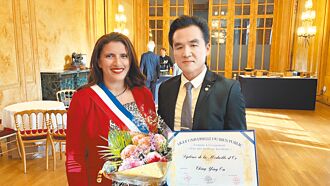 欧青鹰获颁金质荣誉勋章