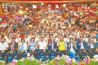 新北表揚模範公僕 侯感謝辛勞