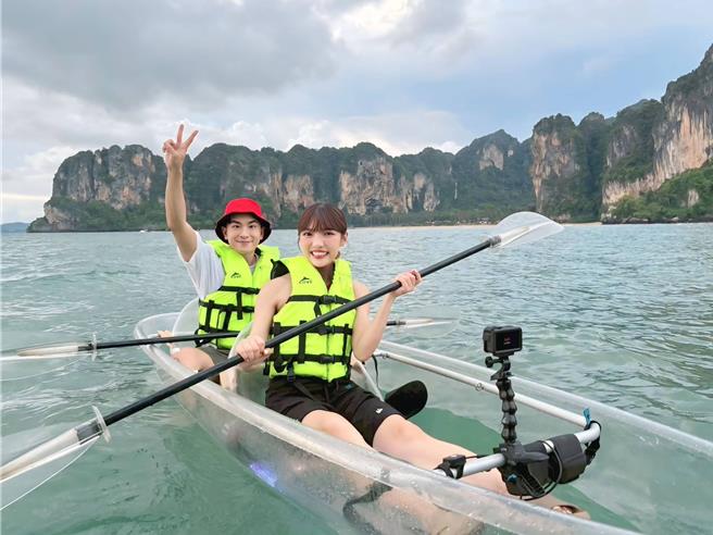 兩人一起划獨木舟。（三立提供）