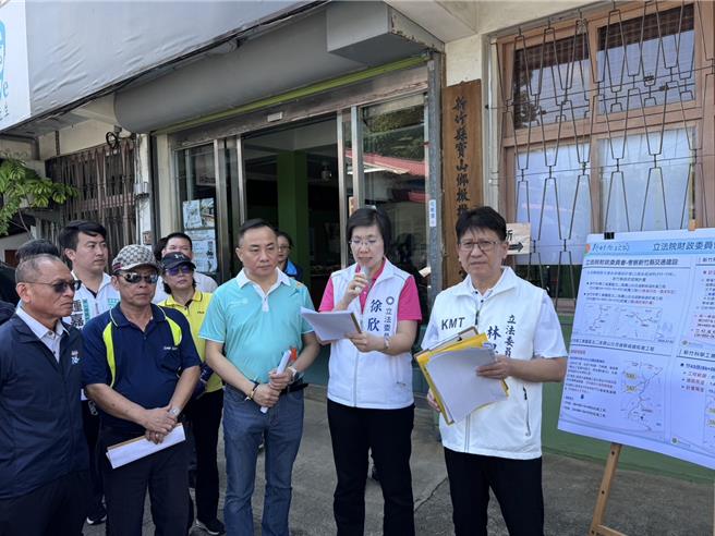 右起國民黨立委林思銘、徐欣瑩、寶山鄉長邱振瑋2日上午至寶山鄉竹40線等處，了解交通設施狀況與預算執行情形。（林思銘提供／陳育賢新竹傳真）