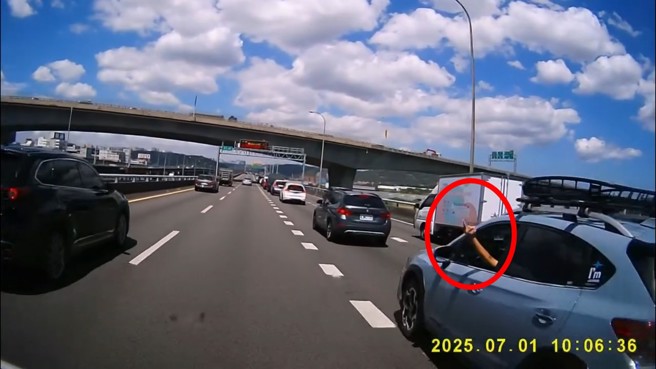 網友在國道遇到前方車輛插隊下匝道，突然減速按喇叭提醒，遭對方比中指問候。（翻攝爆料公社）