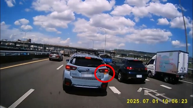 網友在國道遇到前方車輛插隊下匝道，突然減速按喇叭提醒，遭對方比中指問候。（翻攝爆料公社）