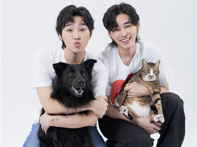 展榮、展瑞將寵物視為家人。（財團法人流浪動物之家基金會提供）