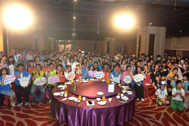 苗栗县政府主办的「2025年全国中小学听障学生夏令营活动」2日晚间开幕。（苗栗县政府提供／谢明俊苗栗传真）