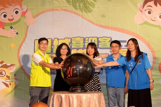 苗栗县政府主办的「2025年全国中小学听障学生夏令营活动」2日晚间开幕，由苗栗县副县长邱俐俐等主持启动仪式。（苗栗县政府提供／谢明俊苗栗传真）