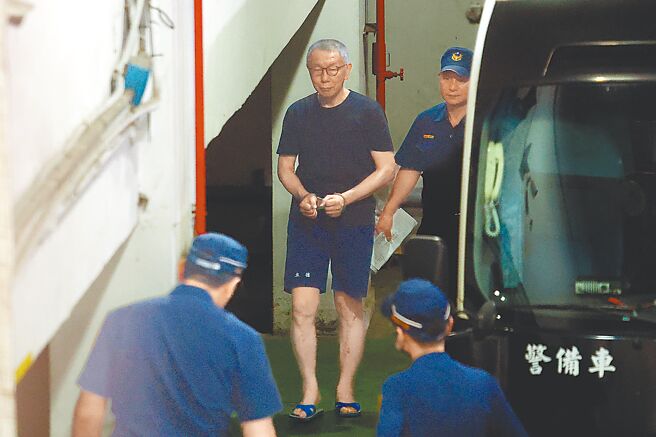 台北地院审理京华城案，1日提讯羁押中的柯文哲出庭应讯，勘验彭振声侦讯光碟。（邓博仁摄）