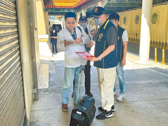 新北市林口区黑猫宅急便物流站发生徐姓女司机持刀杀死陈姓男同事命案，新北地检署检察官1日办理相验后，指示2日解剖遗体，厘清陈男死因。（王扬杰摄）