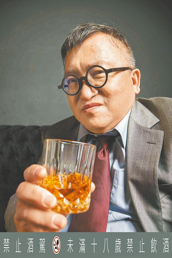 藏酒论坛编辑总监兼爱乐电台客座主持人苏重，担任金威奖生活玩家场次评审。（苏重提供）