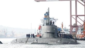 海鲲舰第3度出港测试  军事迷挥旗打气  高雄港「镜头君」影像又消失
