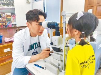 中高年级小学生近视率飙4成 深绿蔬菜＋户外活动成护眼关键