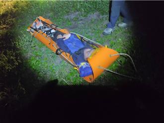 栗松温泉男骨折受困 消防扛担架7小时救援