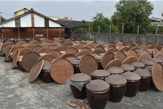 彰化百年醬油廠傳承 航太科技畢業生返鄉接班 古法黑豆製麴飄香