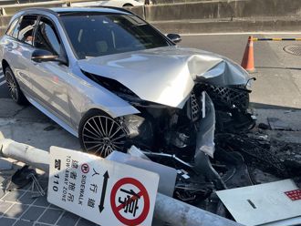 疲勞釀禍！賓士車猛撞濱江街橋墩＋變電箱　駕駛掛彩送醫