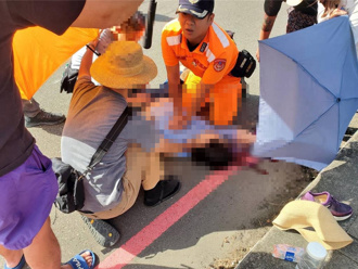 嬷带孙穿越马路遭狠撞 双载机车惨摔！酿1死3伤