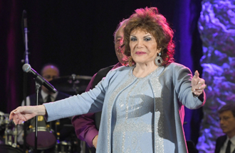 87歲傳奇歌后急送加護病房！「團隊嚴密治療中」行蹤成謎