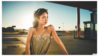 BLACKPINK回歸 Jennie蕾絲背心掀熱潮