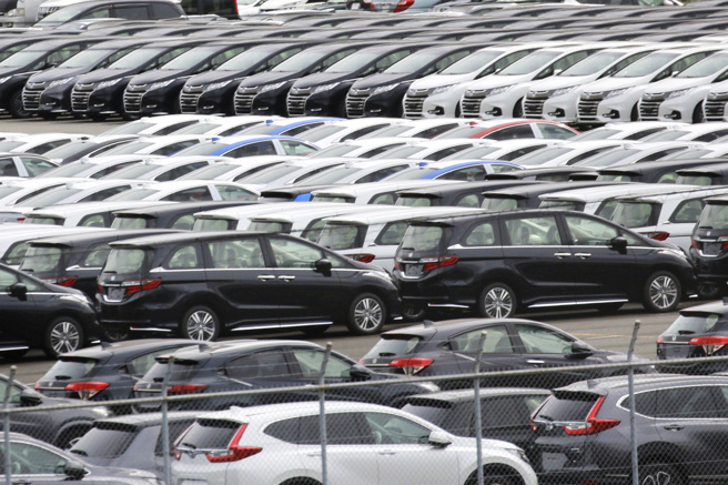 美國與日本談判多回仍無果，美媒《華爾街日報》2日報導，美國官員5月底曾警告日本談判代表，如果雙方無法盡快達成協議，談判焦點恐轉向對日本汽車祭出「懲罰性措施」，包括限制日車銷美的數量。畫面為停放在橫濱港、準備外銷的日本車。（美聯社）