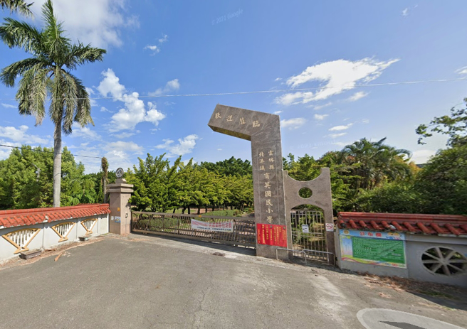 北港镇育英国小设备良好，受少子化衝击，2023年时学生数已降到25人，今年小一新生人数挂0，因两个年级无学生，下学年起改为好收国小分校。（翻摄自google map）