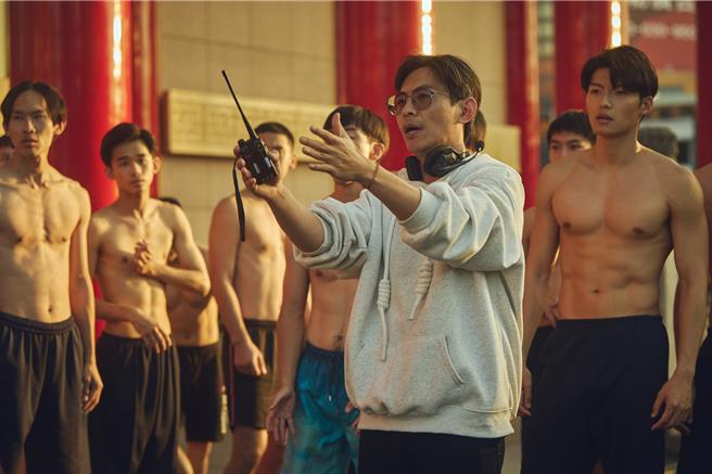 《角頭－大橋頭》導演億萬導演姜瑞智（中）執導新片《進行曲》。（未來進行曲提供）