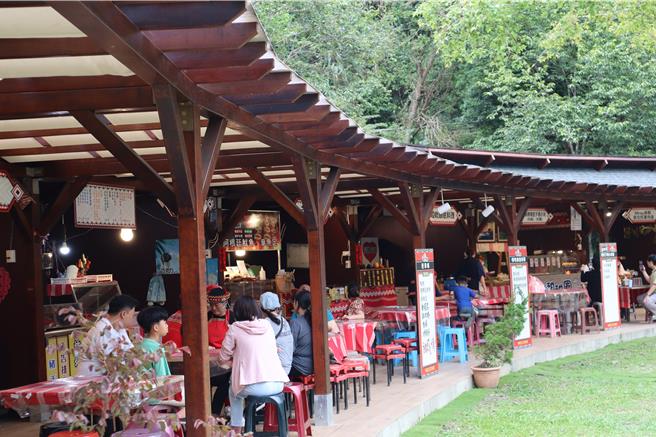 新竹县五峰「峰市集」是全国首座原民地区合法市集，3日正式开幕。（邱立雅摄）