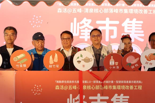 五峰「峰市集」建物设计配合地势形塑半圆弧形，主要结构以原木结构材为主，棚架外墙则以竹编饰材包覆，营造传统市集的视觉意象。（邱立雅摄）