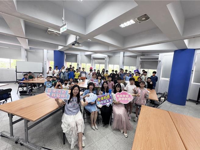 苗栗縣資優教育資源中心與國際教育中心首度攜手，於暑假第一周在海寶國小辦理「國中小資優國際主題探究課程」。（苗栗縣國際教育中心提供／呂麗甄苗栗傳真）