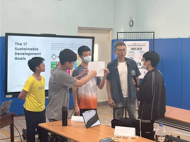 苗栗縣資優教育資源中心與國際教育中心首度攜手，於暑假第一周在海寶國小辦理「國中小資優國際主題探究課程」。（苗栗縣國際教育中心提供／呂麗甄苗栗傳真）