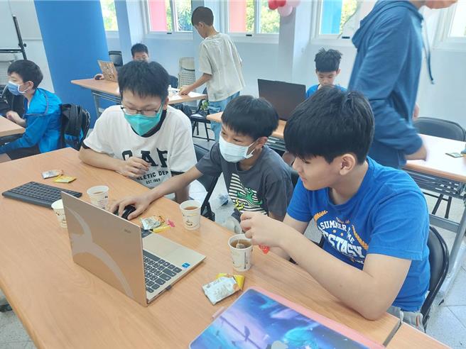 苗栗縣資優教育資源中心與國際教育中心首度攜手，於暑假第一周在海寶國小辦理「國中小資優國際主題探究課程」。（苗栗縣國際教育中心提供／呂麗甄苗栗傳真）