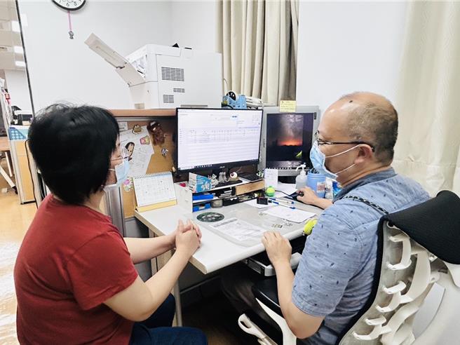 部苗旅遊醫學門診由職業醫學科兼高級健檢中心主任醫師李政剛（右）親自看診服務。（衛福部苗栗醫院提供／呂麗甄苗栗傳真）