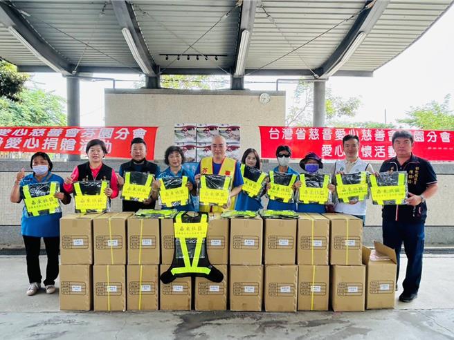 芬園慈音愛心慈善會捐贈芬園鄉19個社區近千件反光背心，希望讓社區志工出勤時更安心。（芬園慈音愛心慈善會提供／葉靜美彰化傳真）