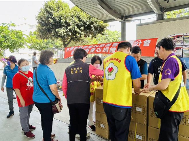 芬園慈音愛心慈善會捐贈芬園鄉19個社區近千件反光背心，希望讓社區志工出勤時更安心。（芬園慈音愛心慈善會提供／葉靜美彰化傳真）