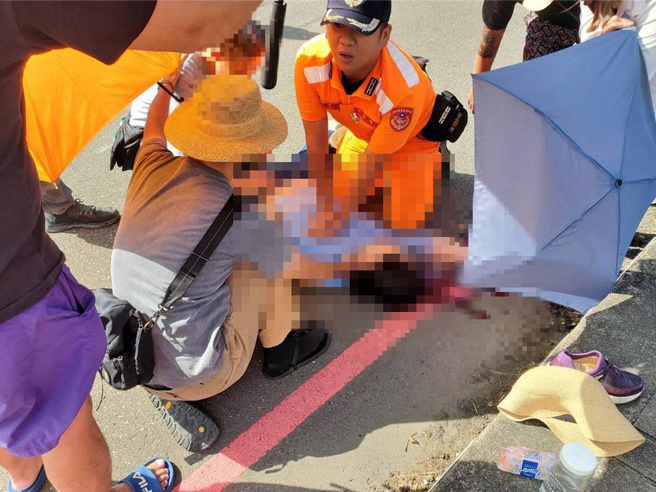 基隆市中正區潮境公園前3日下午3時許發生一起死亡車禍，遭撞的吳姓婦人被撞後血流滿地，經送醫仍不治身亡。（翻攝照片／張志康基隆傳真）