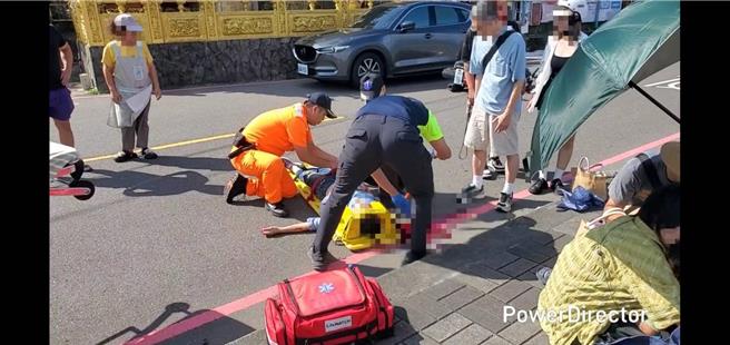 基隆市中正區潮境公園前3日下午3時許發生一起死亡車禍，遭撞的吳姓婦人被撞後血流滿地，經送醫仍不治身亡。（翻攝照片／張志康基隆傳真）