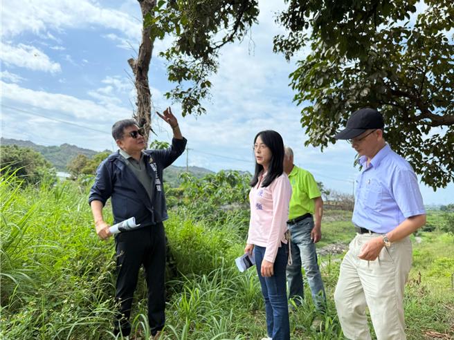 民進黨立委莊瑞雄（左）、陳瑩（中）3日邀請觀光署花東縱谷國家風景管理處長縱管處長許宗民（右）與當地部落協會共同協商精進台東縣卑南鄉利吉惡地地質公園周邊設施，盼帶動當地觀光。（立委莊瑞雄提供／蔡旻妤台東傳真）